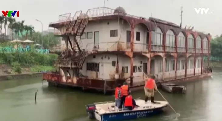 Di dời tàu thuyền cuối cùng trên Hồ Tây - Ảnh 1. Di dời tàu thuyền cuối cùng trên Hồ Tây - Ảnh 1.