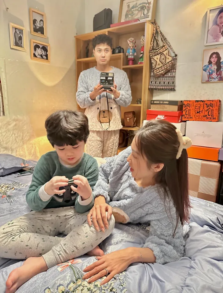 Hậu trường Gia đình mình vui bất thình lình: Hà - Thành bất ngờ hoán đổi cho Danh - Trâm Anh - Ảnh 4. Hậu trường Gia đình mình vui bất thình lình: Hà - Thành bất ngờ hoán đổi cho Danh - Trâm Anh - Ảnh 4.