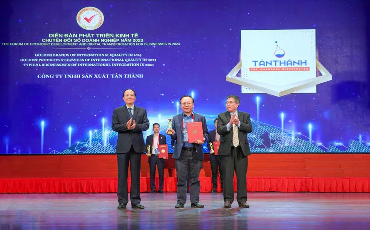 Tôn vinh doanh nghiệp, doanh nhân cống hiến vì sự phát triển kinh tế Việt Nam - Ảnh 1.