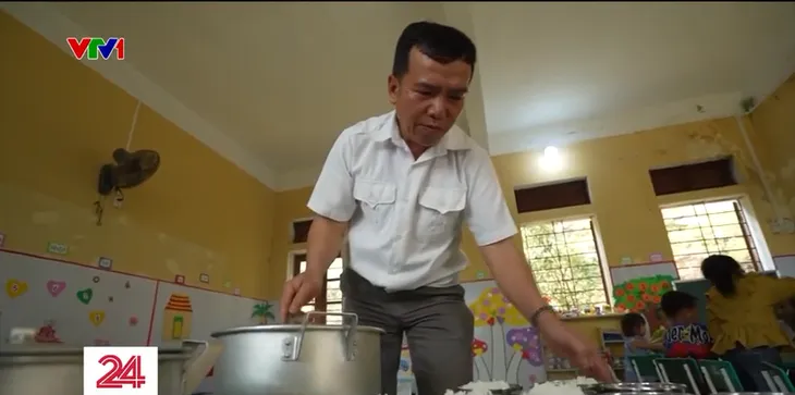Thầy giáo người Mường hơn 40 năm dạy trẻ mầm non - Ảnh 1. Thầy giáo người Mường hơn 40 năm dạy trẻ mầm non - Ảnh 1.