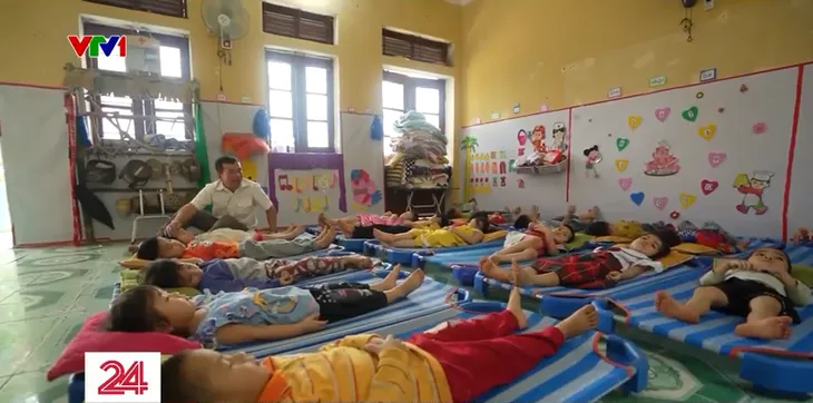 Thầy giáo người Mường hơn 40 năm dạy trẻ mầm non - Ảnh 2. Thầy giáo người Mường hơn 40 năm dạy trẻ mầm non - Ảnh 2.