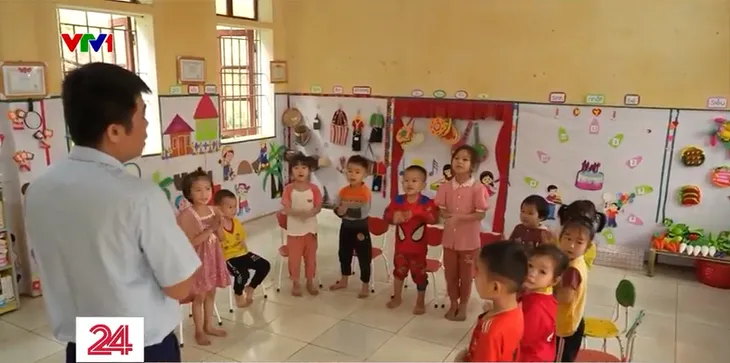 Thầy giáo người Mường hơn 40 năm dạy trẻ mầm non - Ảnh 3. Thầy giáo người Mường hơn 40 năm dạy trẻ mầm non - Ảnh 3.
