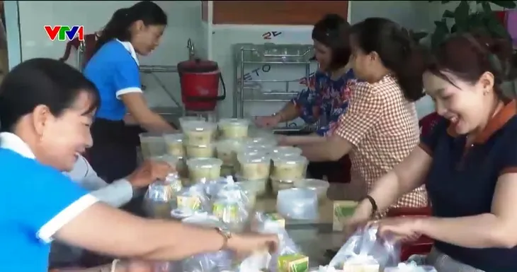 Bữa sáng yêu thương dành cho cụ già neo đơn và trẻ em khó khăn - Ảnh 2.