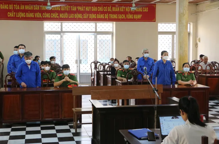 Người chi 20 tỷ đồng khai lý do muốn điều chuyển Giám đốc Công an tỉnh An Giang - Ảnh 1. Người chi 20 tỷ đồng khai lý do muốn điều chuyển Giám đốc Công an tỉnh An Giang - Ảnh 1.