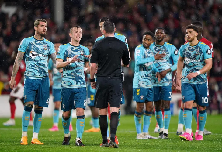 Southampton đặt một chân xuống giải hạng Nhất - Ảnh 1. Southampton đặt một chân xuống giải hạng Nhất - Ảnh 1.