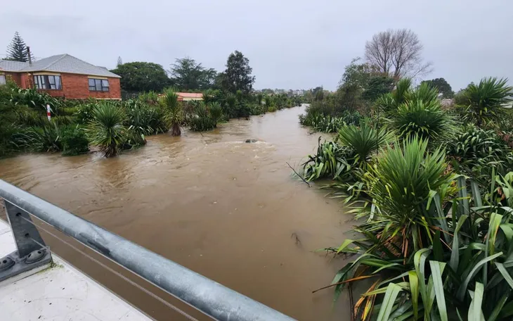 Thành phố lớn nhất New Zealand ban bố tình trạng khẩn cấp do mưa lũ - Ảnh 9. Thành phố lớn nhất New Zealand ban bố tình trạng khẩn cấp do mưa lũ - Ảnh 9.