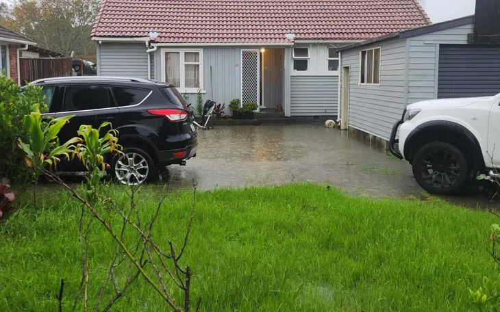 Thành phố lớn nhất New Zealand ban bố tình trạng khẩn cấp do mưa lũ - Ảnh 2. Thành phố lớn nhất New Zealand ban bố tình trạng khẩn cấp do mưa lũ - Ảnh 2.
