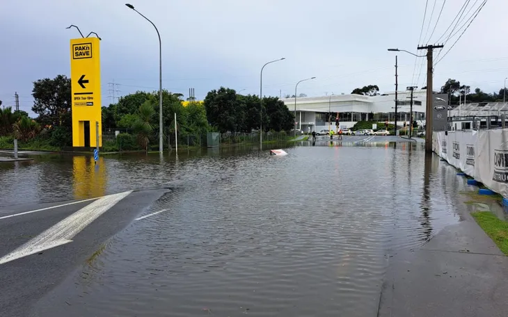 Thành phố lớn nhất New Zealand ban bố tình trạng khẩn cấp do mưa lũ - Ảnh 3. Thành phố lớn nhất New Zealand ban bố tình trạng khẩn cấp do mưa lũ - Ảnh 3.