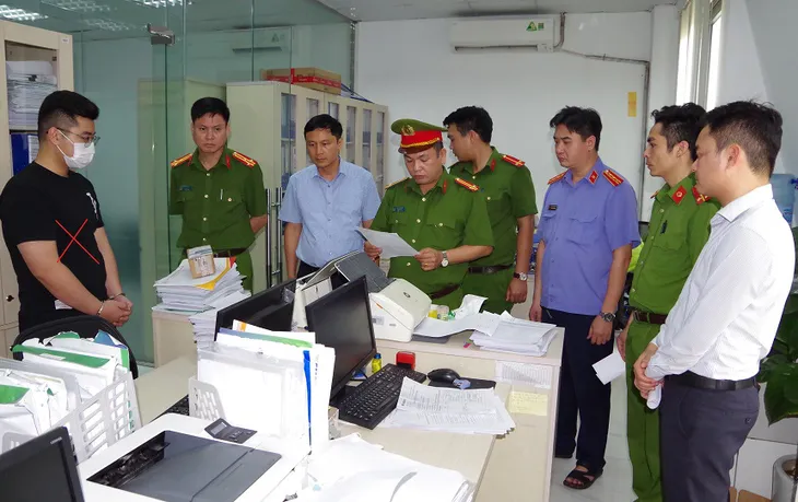 Khởi tố nhân viên ngân hàng cưỡng đoạt tài sản - Ảnh 1. Khởi tố nhân viên ngân hàng cưỡng đoạt tài sản - Ảnh 1.