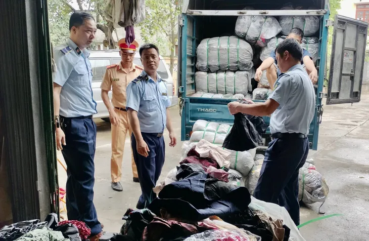 Yên Bái: Thu giữ 7.000 chiếc chân váy nữ đã qua sử dụng không rõ nguồn gốc - Ảnh 2. Yên Bái: Thu giữ 7.000 chiếc chân váy nữ đã qua sử dụng không rõ nguồn gốc - Ảnh 2.
