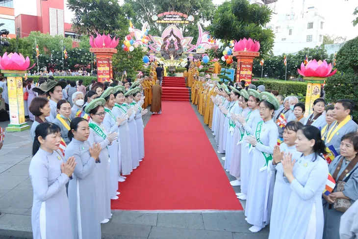 Đại lễ Phật đản 2023: Tưởng niệm 60 năm ngày Bồ tát Thích Quảng Đức vị pháp thiêu thân - Ảnh 1. Đại lễ Phật đản 2023: Tưởng niệm 60 năm ngày Bồ tát Thích Quảng Đức vị pháp thiêu thân - Ảnh 1.