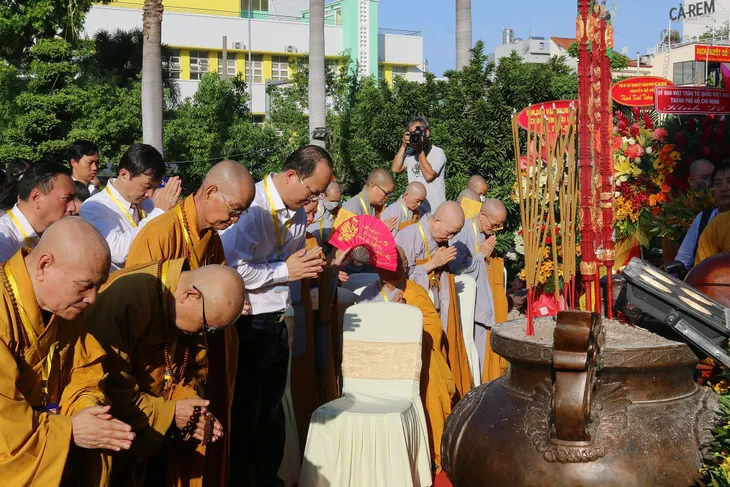 Đại lễ Phật đản 2023: Tưởng niệm 60 năm ngày Bồ tát Thích Quảng Đức vị pháp thiêu thân - Ảnh 4. Đại lễ Phật đản 2023: Tưởng niệm 60 năm ngày Bồ tát Thích Quảng Đức vị pháp thiêu thân - Ảnh 4.