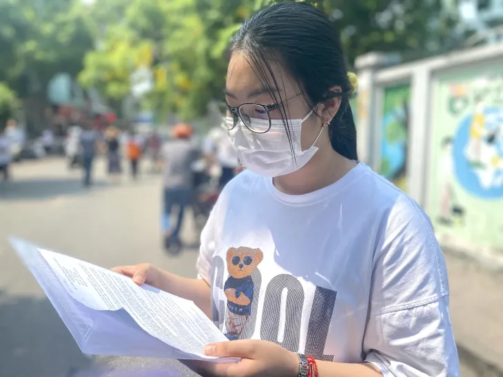 Đề thi Ngữ Văn vào lớp 10 tại Hà Nội năm 2023: Câu hỏi bám sát thực tế - Ảnh 9. Đề thi Ngữ Văn vào lớp 10 tại Hà Nội năm 2023: Câu hỏi bám sát thực tế - Ảnh 9.