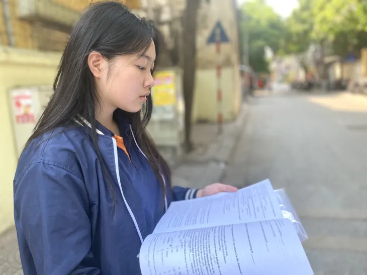 Hà Nội: Đề thi môn Ngoại Ngữ vào lớp 10 “dễ thở” đối với thí sinh - Ảnh 9. Hà Nội: Đề thi môn Ngoại Ngữ vào lớp 10 “dễ thở” đối với thí sinh - Ảnh 9.