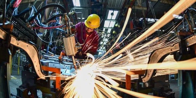 Sản xuất toàn cầu căng như dây đàn do lãi suất tăng và chi phí cao - Ảnh 1. Sản xuất toàn cầu căng như dây đàn do lãi suất tăng và chi phí cao - Ảnh 1.