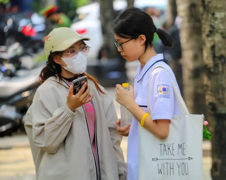Học sinh và phụ huỵnh Hà Nội thấp thỏm chờ công bố môn thi vào lớp 10 - Ảnh 1. Học sinh và phụ huỵnh Hà Nội thấp thỏm chờ công bố môn thi vào lớp 10 - Ảnh 1.
