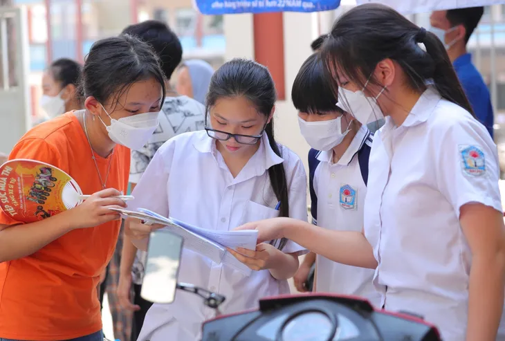 Nhiều thí sinh hiểu nhầm đề thi Toán do mực in mờ: Sở GD&ĐT Hà Nội nói gì? - Ảnh 2. Nhiều thí sinh hiểu nhầm đề thi Toán do mực in mờ: Sở GD&ĐT Hà Nội nói gì? - Ảnh 2.