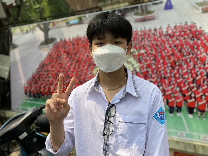 Thi vào lớp 10 tại Hà Nội: Thí sinh nhận định đề Toán dài - Ảnh 8. Thi vào lớp 10 tại Hà Nội: Thí sinh nhận định đề Toán dài - Ảnh 8.