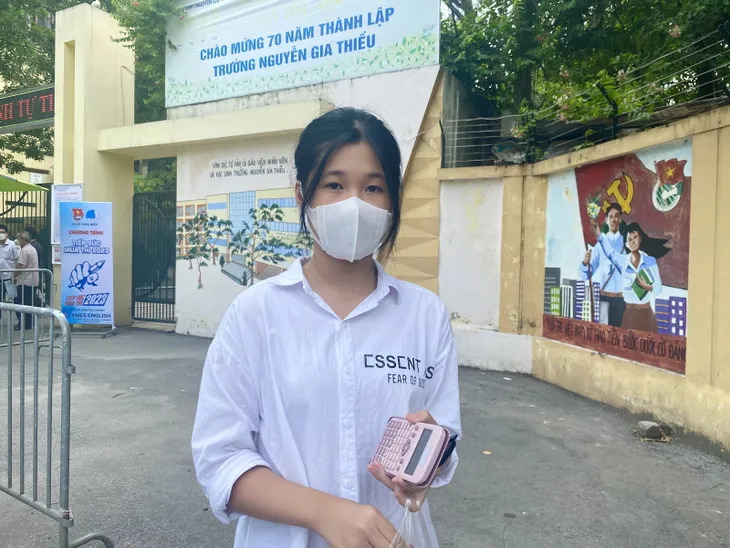 Thi vào lớp 10 tại Hà Nội: Thí sinh nhận định đề Toán dài - Ảnh 6. Thi vào lớp 10 tại Hà Nội: Thí sinh nhận định đề Toán dài - Ảnh 6.