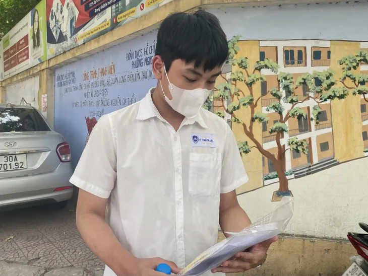 Thi vào lớp 10 tại Hà Nội: Thí sinh nhận định đề Toán dài - Ảnh 5. Thi vào lớp 10 tại Hà Nội: Thí sinh nhận định đề Toán dài - Ảnh 5.