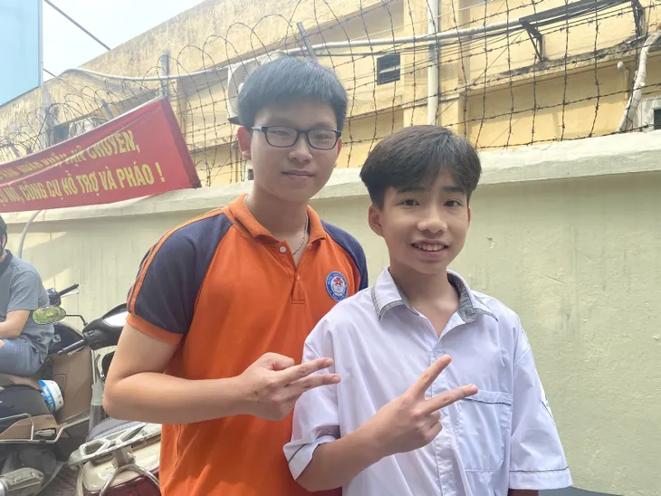 Thi vào lớp 10 tại Hà Nội: Thí sinh nhận định đề Toán dài - Ảnh 4. Thi vào lớp 10 tại Hà Nội: Thí sinh nhận định đề Toán dài - Ảnh 4.