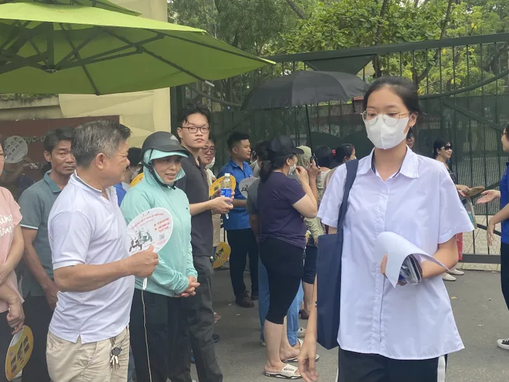 Thi vào lớp 10 tại Hà Nội: Thí sinh nhận định đề Toán dài - Ảnh 2. Thi vào lớp 10 tại Hà Nội: Thí sinh nhận định đề Toán dài - Ảnh 2.