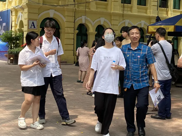 Thi vào lớp 10 tại Hà Nội: Thí sinh nhận định đề Toán dài - Ảnh 1. Thi vào lớp 10 tại Hà Nội: Thí sinh nhận định đề Toán dài - Ảnh 1.