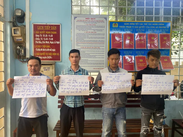 Công an TP. Hồ Chí Minh bắt quả tang nhóm đối tượng dán hàng nghìn quảng cáo ‘bẩn’ mỗi ngày - Ảnh 1. Công an TP. Hồ Chí Minh bắt quả tang nhóm đối tượng dán hàng nghìn quảng cáo ‘bẩn’ mỗi ngày - Ảnh 1.