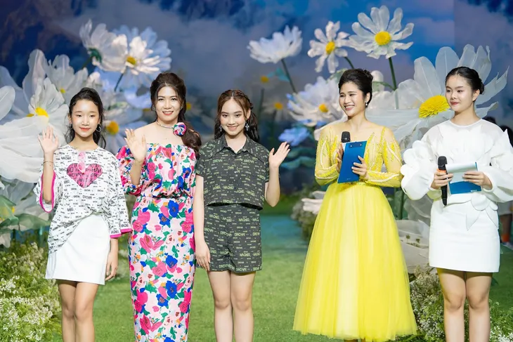 Thu Quỳnh, Thanh Hương hội tụ tại Vietnam Kids Fashion Week 2023 - Ảnh 4. Thu Quỳnh, Thanh Hương hội tụ tại Vietnam Kids Fashion Week 2023 - Ảnh 4.