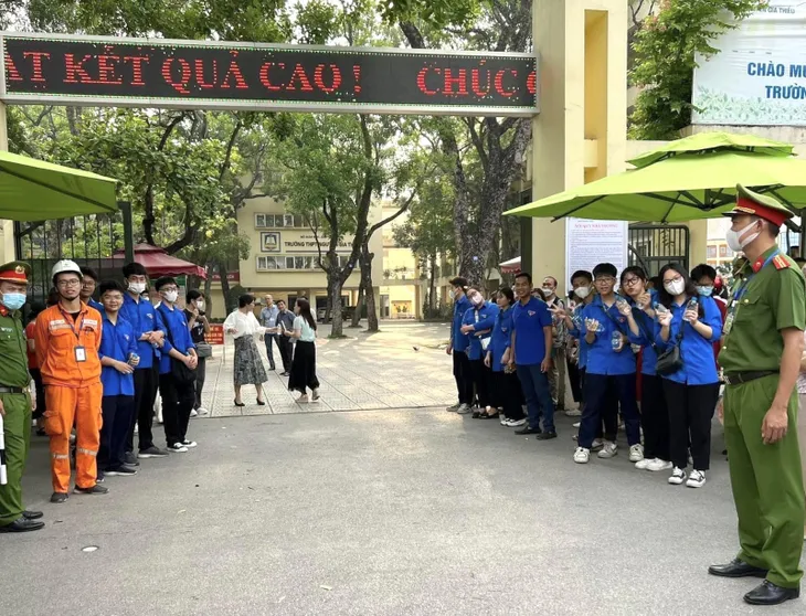 Muôn vàn cung bậc cảm xúc trong kỳ thi tuyển sinh vào lớp 10 tại Hà Nội năm 2023 - Ảnh 11. Muôn vàn cung bậc cảm xúc trong kỳ thi tuyển sinh vào lớp 10 tại Hà Nội năm 2023 - Ảnh 11.