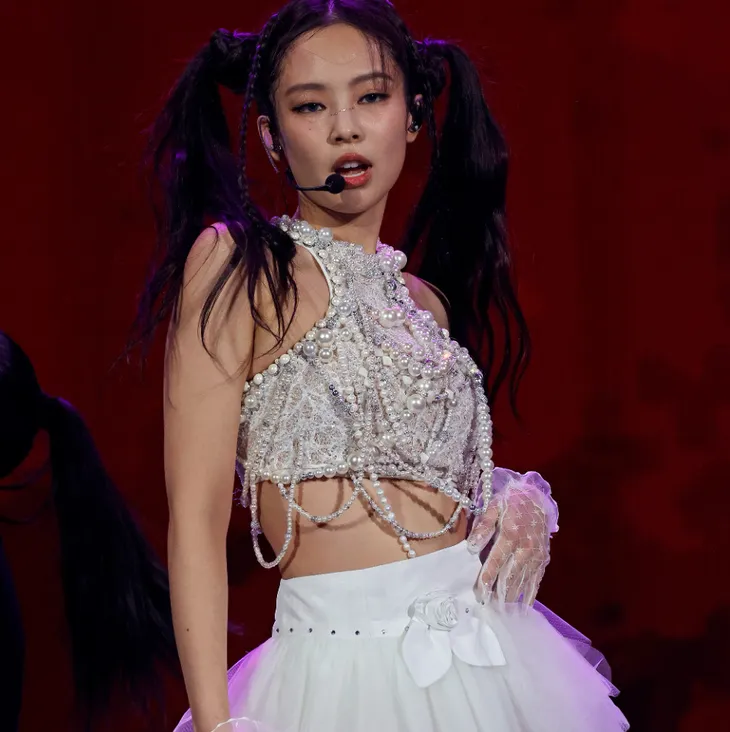 Jennie (BLACKPINK) rời khỏi sân khấu ngay giữa buổi diễn vì vấn đề sức khỏe - Ảnh 2. Jennie (BLACKPINK) rời khỏi sân khấu ngay giữa buổi diễn vì vấn đề sức khỏe - Ảnh 2.