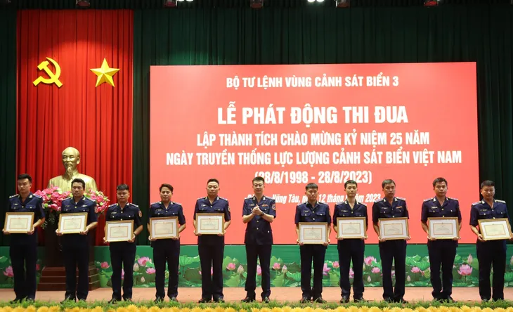 Phát động thi đua chào mừng 25 năm ngày Truyền thống lực lượng Cảnh sát biển - Ảnh 2. Phát động thi đua chào mừng 25 năm ngày Truyền thống lực lượng Cảnh sát biển - Ảnh 2.
