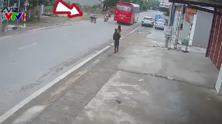 Xe đạp điện cắt ngang đường khiến người đi xe máy ngã sõng soài - Ảnh 1. Xe đạp điện cắt ngang đường khiến người đi xe máy ngã sõng soài - Ảnh 1.