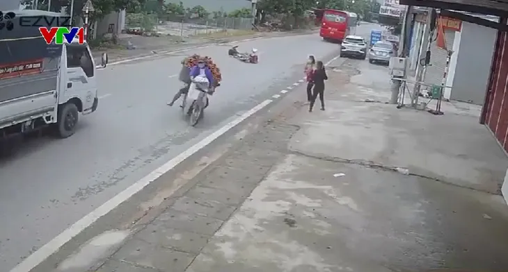 Xe đạp điện cắt ngang đường khiến người đi xe máy ngã sõng soài - Ảnh 2. Xe đạp điện cắt ngang đường khiến người đi xe máy ngã sõng soài - Ảnh 2.