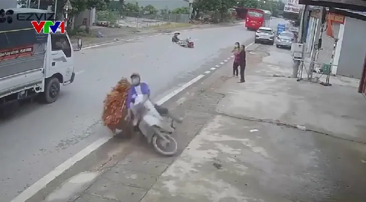 Xe đạp điện cắt ngang đường khiến người đi xe máy ngã sõng soài - Ảnh 3. Xe đạp điện cắt ngang đường khiến người đi xe máy ngã sõng soài - Ảnh 3.