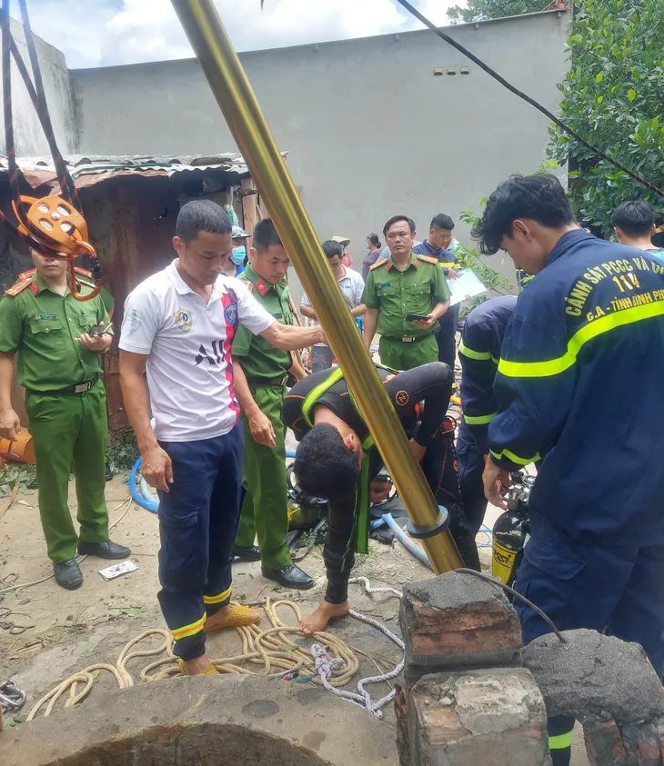 Rơi xuống giếng sâu, bé trai 8 tuổi tử vong - Ảnh 2. Rơi xuống giếng sâu, bé trai 8 tuổi tử vong - Ảnh 2.