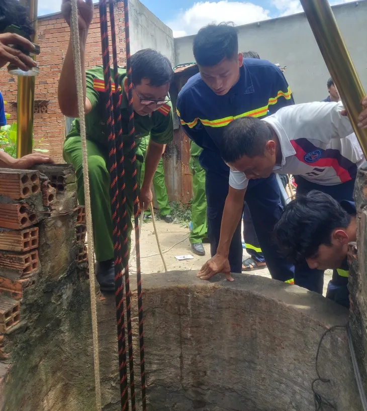 Rơi xuống giếng sâu, bé trai 8 tuổi tử vong - Ảnh 1. Rơi xuống giếng sâu, bé trai 8 tuổi tử vong - Ảnh 1.