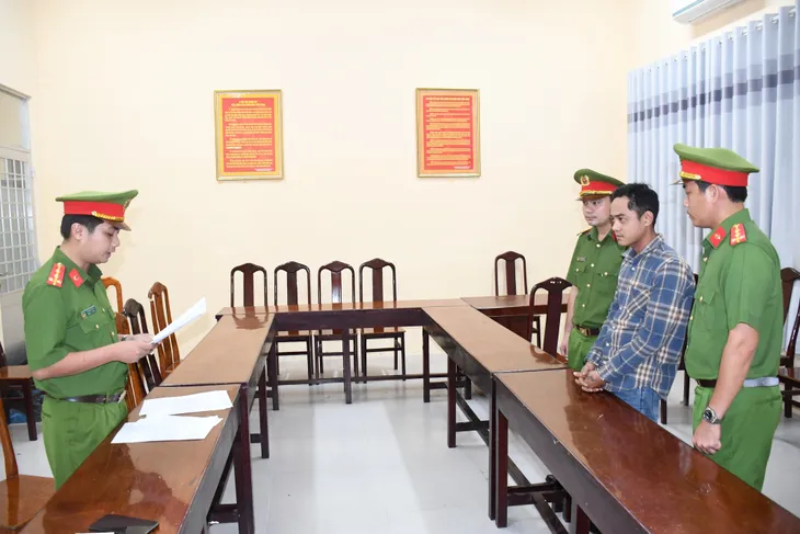 Khởi tố, bắt tạm giam đối tượng đập phá xe cấp cứu - Ảnh 1. Khởi tố, bắt tạm giam đối tượng đập phá xe cấp cứu - Ảnh 1.