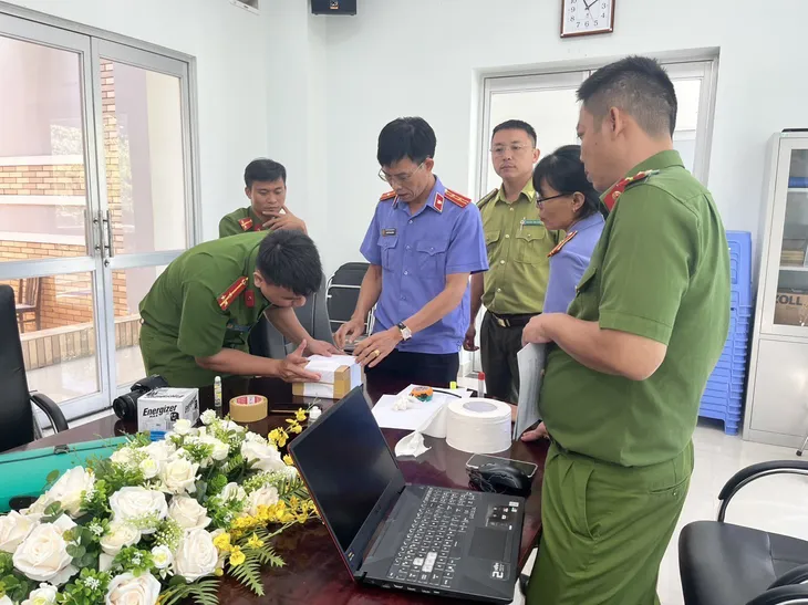 Bắt quả tang du khách nghi vận chuyển trứng động vật hoang dã - Ảnh 1. Bắt quả tang du khách nghi vận chuyển trứng động vật hoang dã - Ảnh 1.