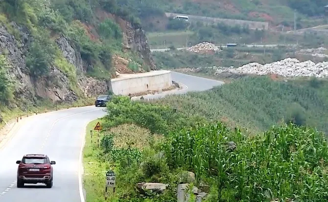 Đảm bảo an toàn trên các cung đường đèo dốc - Ảnh 2. Đảm bảo an toàn trên các cung đường đèo dốc - Ảnh 2.