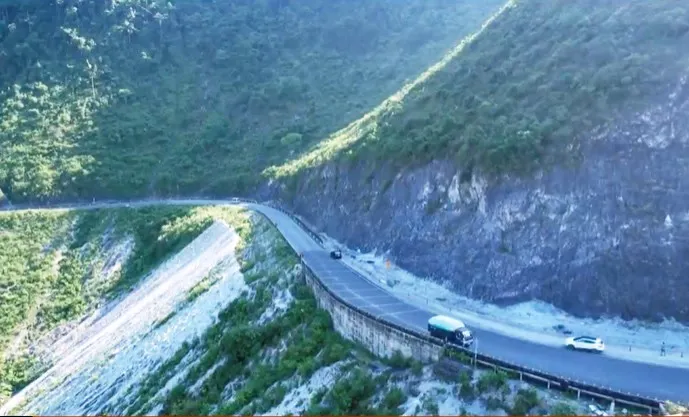 Đảm bảo an toàn trên các cung đường đèo dốc - Ảnh 4. Đảm bảo an toàn trên các cung đường đèo dốc - Ảnh 4.