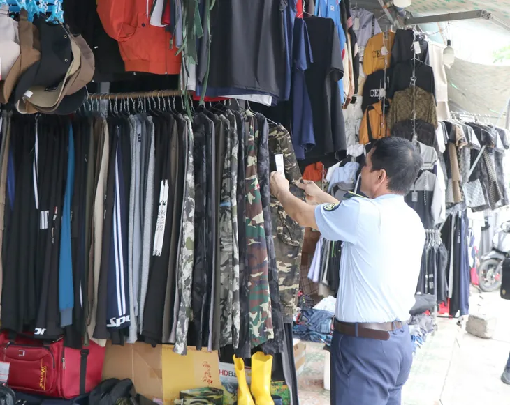 Kon Tum: Kiểm tra, xử lý cửa hàng bán quần áo rằn ri không rõ nguồn gốc - Ảnh 1. Kon Tum: Kiểm tra, xử lý cửa hàng bán quần áo rằn ri không rõ nguồn gốc - Ảnh 1.