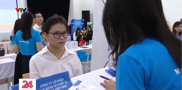 Nhân sự trẻ áp lực vì tuyển dụng có xu hướng chọn người có kinh nghiệm - Ảnh 1.