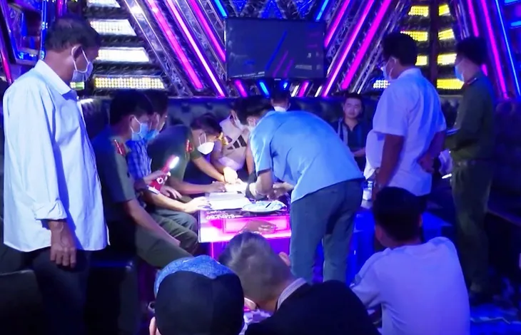Phát hiện nhiều vụ sử dụng ma túy trong quán karaoke - Ảnh 1. Phát hiện nhiều vụ sử dụng ma túy trong quán karaoke - Ảnh 1.