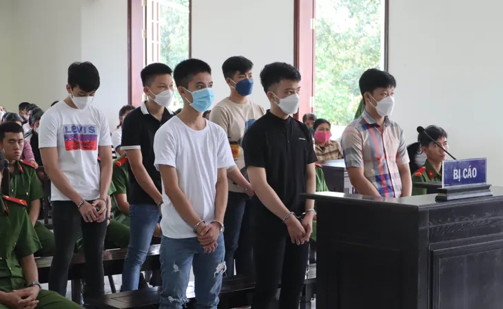 Nhóm học sinh lớp 9 nhận án phạt tù vì đâm chết bạn học - Ảnh 1. Nhóm học sinh lớp 9 nhận án phạt tù vì đâm chết bạn học - Ảnh 1.