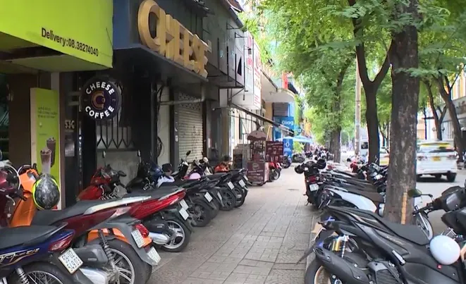 Thu phí lòng đường, vỉa hè ở TP Hồ Chí Minh: Làm sao để hiệu quả? - Ảnh 2. Thu phí lòng đường, vỉa hè ở TP Hồ Chí Minh: Làm sao để hiệu quả? - Ảnh 2.