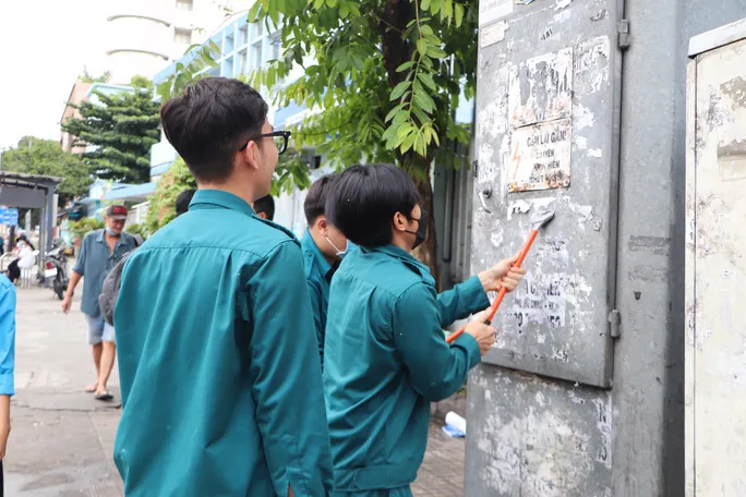 TP Hồ Chí Minh triệt xóa quảng cáo, tờ rơi bẩn - Ảnh 4. TP Hồ Chí Minh triệt xóa quảng cáo, tờ rơi bẩn - Ảnh 4.