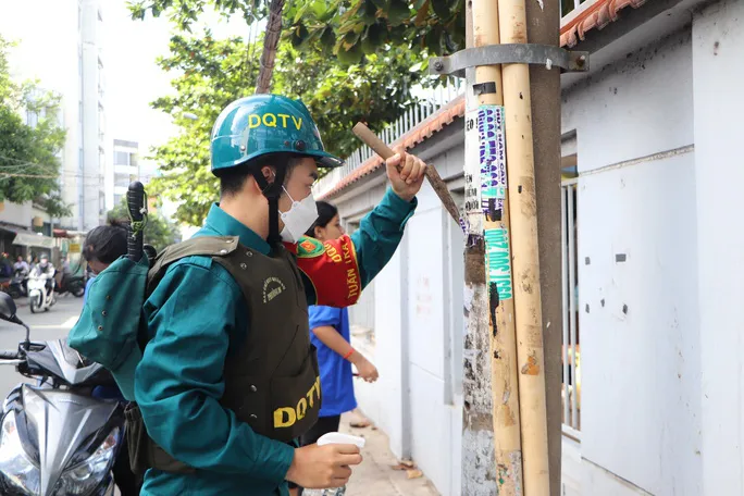 TP Hồ Chí Minh triệt xóa quảng cáo, tờ rơi bẩn - Ảnh 1. TP Hồ Chí Minh triệt xóa quảng cáo, tờ rơi bẩn - Ảnh 1.