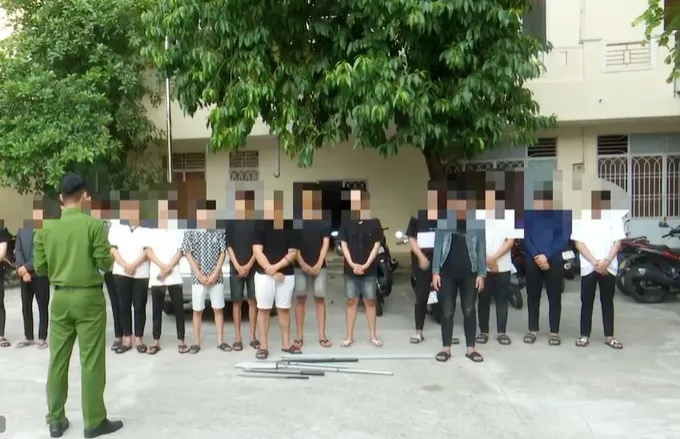 Hơn 30 thanh thiếu niên dùng bom xăng, hung khí hỗn chiến trên đường phố - Ảnh 1. Hơn 30 thanh thiếu niên dùng bom xăng, hung khí hỗn chiến trên đường phố - Ảnh 1.