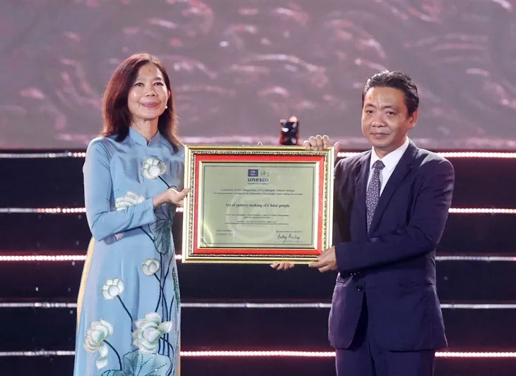 Chủ tịch nước dự Lễ đón Bằng UNESCO đối với nghệ thuật làm gốm của người Chăm - Ảnh 2. Chủ tịch nước dự Lễ đón Bằng UNESCO đối với nghệ thuật làm gốm của người Chăm - Ảnh 2.